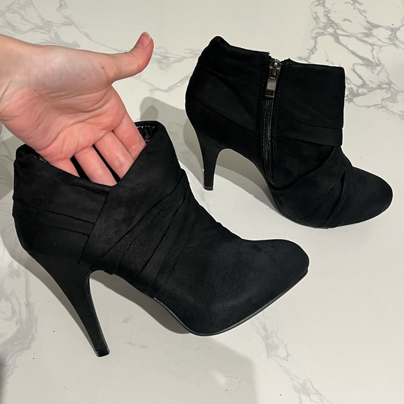 Le Château Black Booties wrap detail - Size 8 - Picture 2 of 4